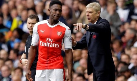 Pelatih Arsenal Arsene Wenger (kanan) memberikan instruksi kepada Danny Welbeck.