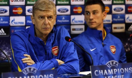 Pelatih Arsenal, Arsene Wenger (kiri) dan bek Laurent Koscielny.