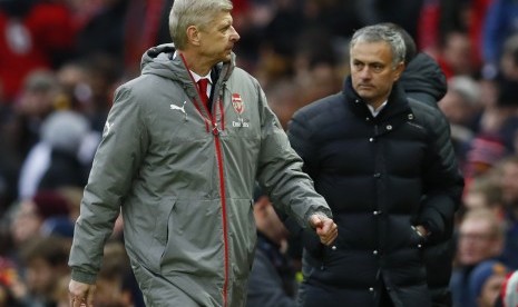 Pelatih Arsenal, Arsene Wenger (kiri) dan pelatih Manchester United, Jose Mourinho.