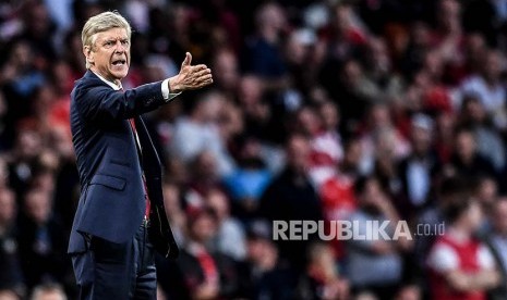 Pelatih Arsenal Arsene Wenger pada pertandingan perdana antara Arsenal melawan Leicester City di London, Sabtu (11/8).