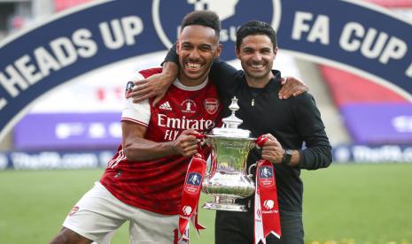 Pelatih Arsenal Mikel Arteta mengangkat trofi Piala FA 2021 bersama Pierre Emerick Aubameyang (kiri). Aubameyang kini membela Chelsea.