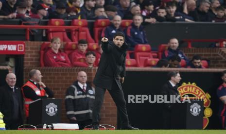 Pelatih Arsenal Mikel Arteta saat mendampingi timnya menghadapi Manchester United di Old Trafford.