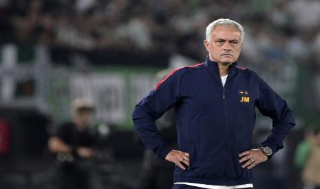 Pelatih AS Roma Jose Mourinho menyaksikan pertandingan sepak bola Liga Europa antara AS Roma dan Real Betis di Roma, Italia, Kamis, 6 Oktober 2022. 