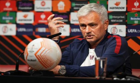 Pelatih AS Roma, Jose Mourinho.