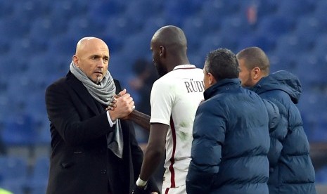 Pelatih AS Roma, Luciano Spalleti (kiri) menyalami pemainnya seusai laga Serie A lawan Genoa di Luigi Ferraris, Ahad (8/1). Roma menang 1-0.