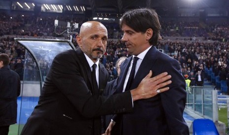 Pelatih AS Roma, Luciano Spalletti (kiri) bersalaman dengan pelatih Lazio, Simone Inzaghi seusai laga Coppa Italia, di Olimpico, Rabu (5/4) dini hari WIB. Lazio melaju ke babak final.