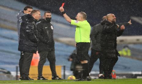 Pelatih Aston Villa Dean Smith dikartu  merah wasit Jonathan Moss.