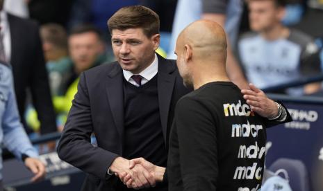 Pelatih Aston Villa Steven Gerrard (kiri) menyalami juru taktik Manchester City Josep Guardiola pada laga pamungkas musim 2021/2022 di Stadion Etihad, Manchester, Ahad (22/5/2022).