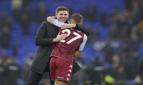 Pelatih Aston Villa Steven Gerrard memeluk pemain Aston Villa Lucas Digne setelah pertandingan sepak bola Liga Inggris antara Everton dan Aston Villa di stadion Goodison Park, di Liverpool, Inggris, Sabtu 22 Januari 2022. 