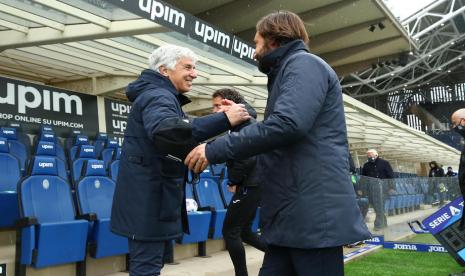 Pelatih Atalanta Gian Piero Gasperini bersama Pelatih Juventus, Andrea Pirlo.