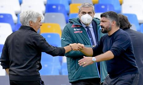 Pelatih Atalanta Gian Piero Gasperini (kiri) bersalaman dengan juru taktik Napoli Gennaro Gattuso seusai kedua tim bertemu dalam lanjutan Liga Italia Serie A di San Paolo, Sabtu (17/10).