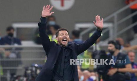 Pelatih Atletico Madrid Diego Simeone bereaksi pada pertandingan sepak bola Grup B Liga Champions UEFA antara AC Milan dan Atletico Madrid di Stadion Giuseppe Meazza di Milan, Italia, Rabu (29/9) dini hari WIB. Atletico unggul 2-1 di laga itu.