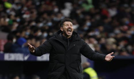 Pelatih Atletico Madrid Diego Simeone. Simeone dilempari pendukung Manchester United (MU) saat menjamu Atletico di Liga Champions. MU didenda UEFA.