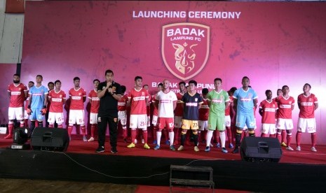 Pelatih Badak Lampung FC, Jan Saragih memperkenalkan pemainnya saat peluncuran timnya di Gelanggang Olahraga Saburai Bandar Lampung, Lampung, Sabtu (4/5/2019).