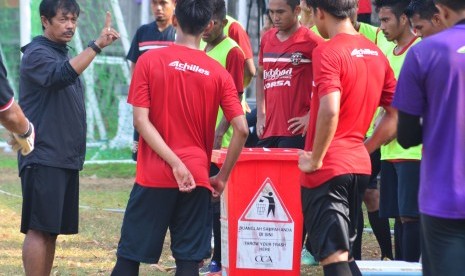 Pelatih Bali United Pusam, Indra Sjafri (kiri) memberi intruksi saat memimpin latihan di Lapangan Trisakti, Legian, Bali, Selasa (10/11).