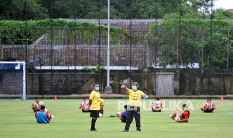 Pelatih Bali United Stefano Cugurra (kanan) memimpin latihan di Lapangan Karya Manunggal, Denpasar, Bali, pekan ini.