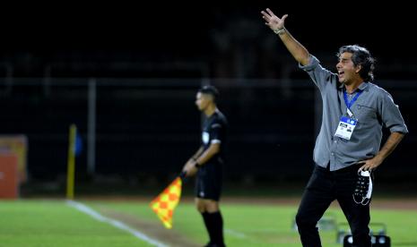 Pelatih Bali United Stefano Cugurra memberikan instruksi saat pertandingan Liga 1 melawan Arema FC di Stadion I Gusti Ngurah Rai, Denpasar, Bali, Selasa (15/3/2022). Bali United berhasil mengalahkan Arema FC dengan skor 2-1. 