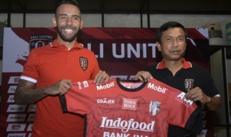 Pelatih Bali United Widodo C Putro (kanan) berfoto dengan pemain asal Brasil Damerson Bruno Costa saat perkenalan pemain baru di Denpasar, Bali, Senin (4/12). Bali United resmi mengontrak mantan pemain klub Chapecoense Damerson Costa dan dua pemain Timnas U-19 Hanis Saghara dan Feby Eka Putra untuk menghadapi kompetisi Liga Champions Asia dan Liga 1 2018. 