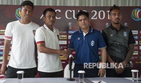 Pelatih Bali United Widodo C Putro (kedua kiri) berjabat tangan dengan Pelatih Yangon United Myanmar Myo Min Tun (kedua kanan) didampingi pesepak bola Yangon United Yan Aung Kyaw (kanan) dan pesepak bola Bali United Agus Nova Wiantara (kiri) seusai konferensi pers menjelang laga Piala AFC 2018 di Sanur, Bali, Senin (12/2). 