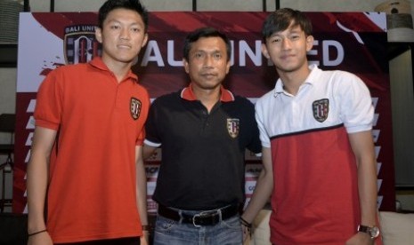 Pelatih Bali United Widodo C. Putro (tengah) berfoto dengan pesepak bola Hanis Saghara (kanan) dan Feby Eka Putra. Bali United akan berlaga pada kualifikasi Liga Champions Asia dan Piala Presiden 2018 sebelum tampil di kompetisi Liga 1.