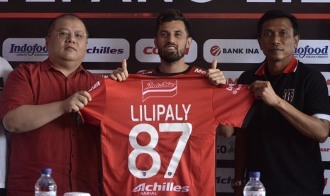 Pelatih Bali United Widodo Cahyono Putro (kanan) bersama CEO Bali United Yabes Tanuri (kiri) memperkenalkan pesepak bola Stefano Lilipaly yang baru bergabung dengan Bali United, di Kuta, Bali, Minggu (13/8). 