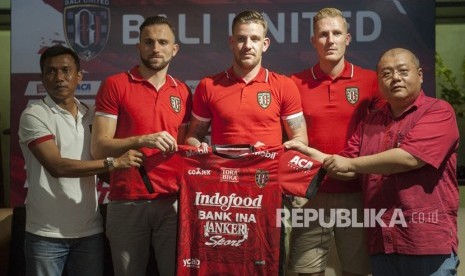 Pelatih Bali United, Widodo Cahyono Putro (kiri) bersama CEO Bali United Yabes Tanuri (kanan) memperkenalkan tiga pemain inti yaitu Ilija Spasojevic (kedua kiri), Kevin Brands (tengah) dan Nick Van Der Velden (kedua kanan).