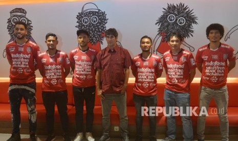 Pelatih Bali United yang baru Stefano Cugurra (tengah) berfoto bersama enam pemain baru seusai konferensi pers di Stadion I Wayan Dipta, Gianyar, Bali, Senin (14/1//2019).