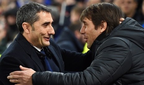 Pelatih Barcelona Ernesto Valverde (kiri) bersalaman dengan pelatih Chelsea Antonio Conte.