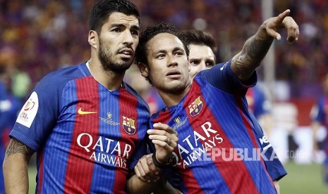 Pelatih Barcelona FC Luis Suarez dan  Neymar Jr pada gelaran final Piala Raja Spanyol, di Stadion Vicente Calderon, Madrid, Spanyol, Ahad (28/5) dini hari