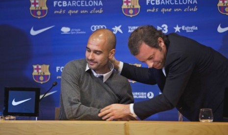 Pelatih Barcelona Josep Guardiola (kiri) bersama Presiden Klub Sandro Rosell (kanan) saat pengumuman pengunduran dirinya di Barcelona, Spanyol, Jumat (27/4).