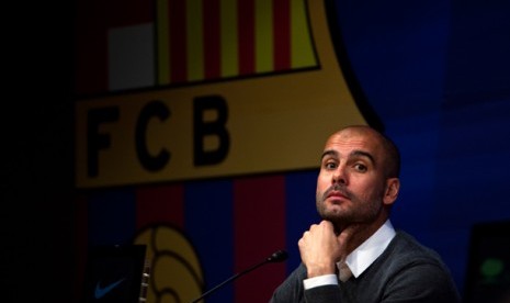 Pelatih Barcelona Pep Guardiola dalam konferensi pers mengumumkan pengunduran dirinya di Barcelona, Spanyol, Jumat (27/4). 