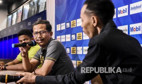 Pelatih Barito Putera Djadjang Nurdjaman (tengah) menjawab pertanyaan wartawan saat konferensi pers di Graha Persib, Jalan Sulanjana, Kota Bandung, Senin (10/2). 