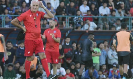 Pelatih baru Arema FC Mario Gomez (kiri) memimpin latihan perdana usai diperkenalkan kepada publik di Stadion Gajayana, Malang, Jawa Timur, Kamis (16/1/2020).