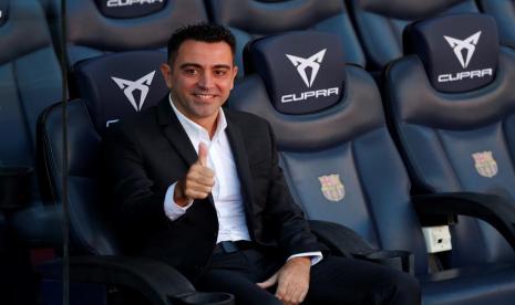 Pelatih baru Barcelona Xavi Hernandez saat perkenalan di Camp Nou, Barcelona, Senin (8/11).