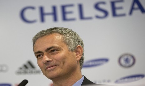 Pelatih baru Chelsea Jose Mourinho berbicara kepada media saat jumpa pers di Stadion Stamford Bridge Chelsea di London, Senin (10/6) waktu setempat.    (AP/Alastair Grant)