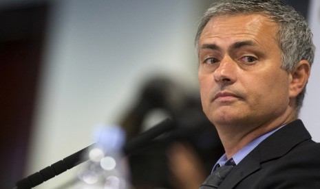 Pelatih baru Chelsea Jose Mourinho berbicara kepada media saat jumpa pers di Stadion Stamford Bridge Chelsea di London, Senin (10/6) waktu setempat.    (AP/Alastair Grant)