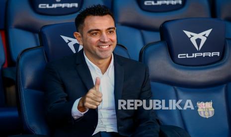  Pelatih baru FC Barcelona Xavi Hernandez mengacungkan jempol saat presentasi resminya di stadion Camp Nou di Barcelona, ??Spanyol, Senin (8/11/2021).