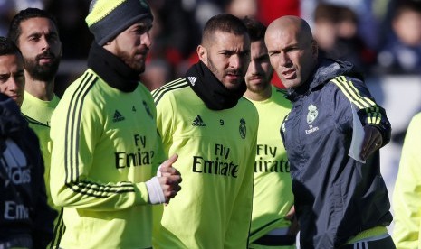 Pelatih baru Real Madrid, Zinedine Zidane (kanan), sedang berbicara dengan Benzema (kedua dari kanan) pada saat melakoni sesi latihan di Valdebebas, 5 Januari 2016