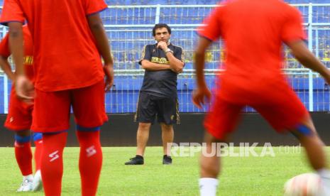 Pelatih Arema FC Eduardo Almeida (tengah) saat memimpin latihan timnya jelang laga lanjutan Liga 1 Indonesia.