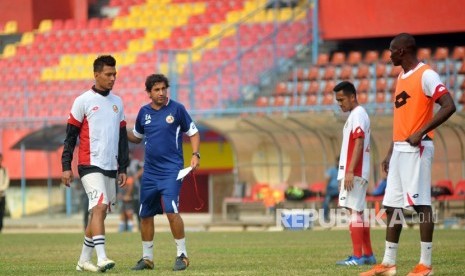 Pelatih baru tim Semen Padang FC Eduardo Almeida (kedua kiri) memimpin latihan di Stadion GOR H Agus Salim Padang, Sumatera Barat, Sabtu (21/9/2019). S