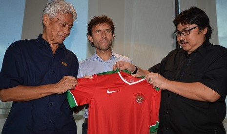 Pelatih baru Timnas Indonesia Luis Milla (tengah) bersama Sekjen PSSI Ade Wellington (kanan) dan Direktur Teknik Danurwindo (kiri) menunjukkan jersey Timnas usai jumpa pers di Kantor PSSI, Jakarta, Jumat (20/1). 