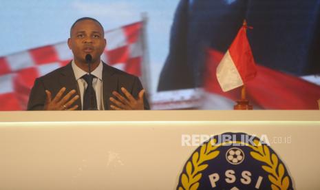 Pelatih Baru Timnas Indonesia Patrick Kluivert saat press conference di Jakarta, Ahad (12/1/2025).