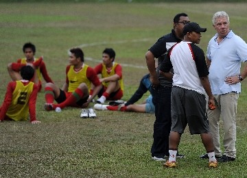 Pelatih baru Timnas Indonesia Wim Rijsbergen (kanan) bersama asisten pelatih Rahmad Darmawan (kedua kanan) dan manajer timnas Indonesia Ferry Kodrat saat meninjau latihan perdana timnas senior di Lapangan PSSI, Jakarta, Jumat (15/7).