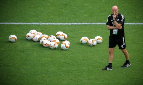 Pelatih Bayer Leverkusen Staale Solbakken memimpin latihan timnya jelang melawan Manchester United, Selasa (11/8).