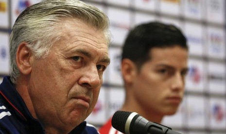 Pelatih Bayern Muenchen, Carlo Ancelotti (kiri) dan striker James Rodriguez.