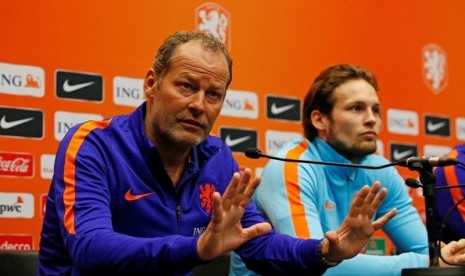 Pelatih Belanda Danny Blind (kiri) bersama anaknya Daley Blind.