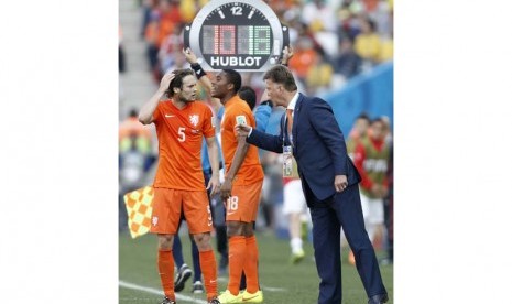 Pelatih Belanda Louis van Gaal (R) berbicara dengan pemainnya Daley Blind selama Piala Dunia FIFA 2014 grup B pertandingan babak penyisihan antara Belanda dan Chile di Arena Corinthians di Sao Paulo, Brasil, Senin (23/6).   (EPA/Tolga Bozoglu).