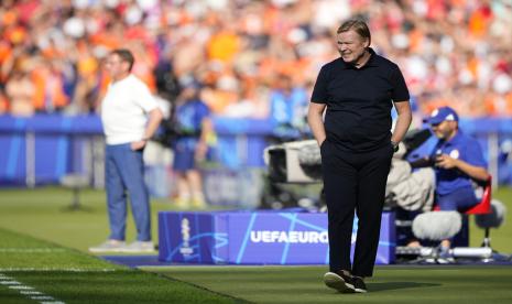 Pelatih Belanda Ronal Koeman mengawasi timnya dalam pertandingan melawan Austria di Euro 2024.