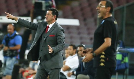 Pelatih Benfica, Rui Vitoria (kiri) dan pelatih Napoli, Maurizio Sarri saat laga Grup B Liga Champions, di San Paolo, Kamis (29/9) dini hari WIB. Napoli menang telak 4-2.