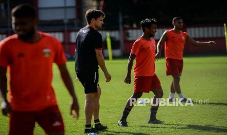 Pelatih Bhayangkara FC Paul Munster (kedua kiri) saat sesi latihan di Stadion PTIK, Jakarta, Senin (9/3). 